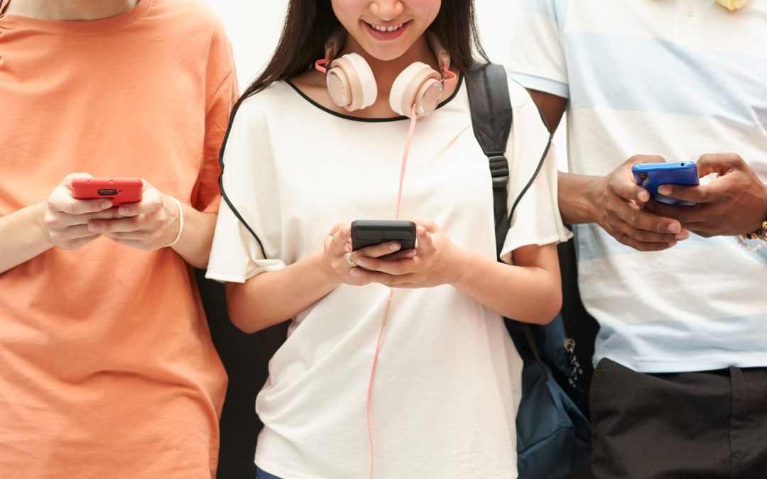 Senado aprueba proyecto que prohíbe uso de celulares en establecimientos educacionales